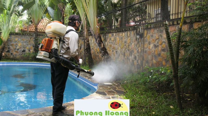 Chuyên viên kỹ thuật của công ty Trừ Mối và Côn Trùng Phượng Hoàng đang thực hiện dịch vụ diệt muỗi